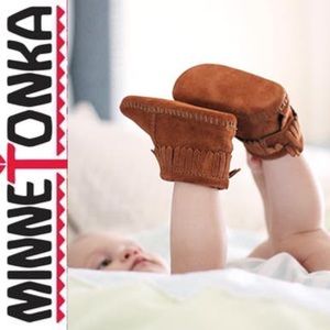 NEW!🏷 Minnetonka Back Flap Fringe Bootie Size 4 9-12M
